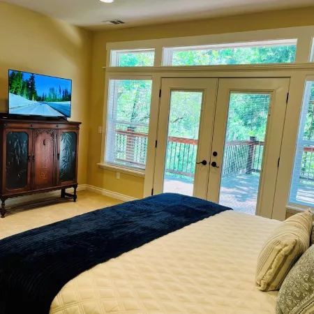 Stay in luxury, minutes from the Lake, perfect for entertaining.