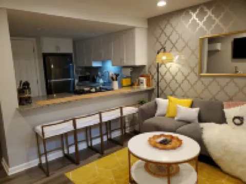 Close to 3rd St & Train to Chicago/ Pets w Fee /Wifi/W&D/Park Free/PrivateEntry