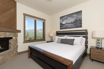 New listing! Ski access, breathtaking views, modern design!
