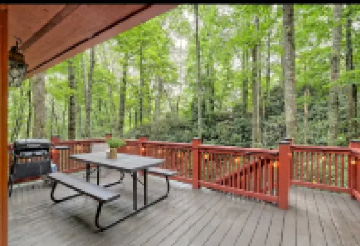 Creekside Hideaway: Private, No-Steps to Enter  – Golf & Clubhouse Closeby