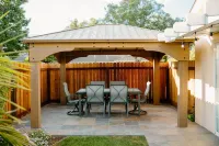 Spacious home 7 minutes away from the beach!