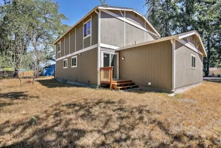 Cozy Lake City Getaway Отели в г. Джойнт Бейс Льюис-Мак-Корд