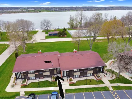 Stunning Waterfront views & cozy fireplace on the shores of Lake Como. King bed.