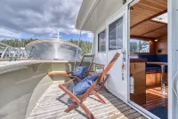 38' Yacht equipped with luxury and kayaks!