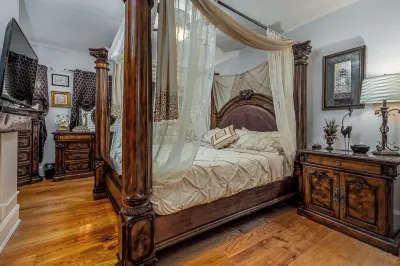 Majestic & Relaxing Home w/ 3 Beds Pool Table Bar! Sleeps 8 Các khách sạn gần Dubuque Arboretum and Botanical Gardens