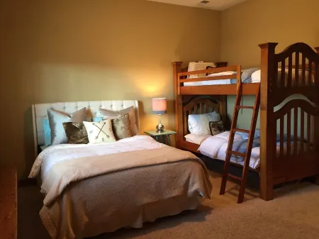 6 TV's!, 5 minutes from Granby Ranch, 18- Min from Winter Park, Gorgeous Views