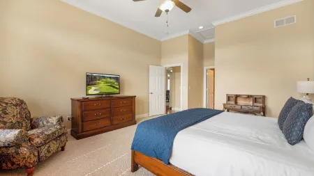 King Suite! Stay & Play Rates! Overlooking 9th fairway at Osage National!