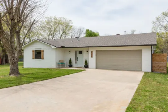 The Fika - Next to Lake Fayetteville Trail