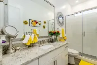 Spacious 1 Bd guesthouse. 1 QS bed +1 QS sleeper sofa Close to Spring training Hotels in Maryvale