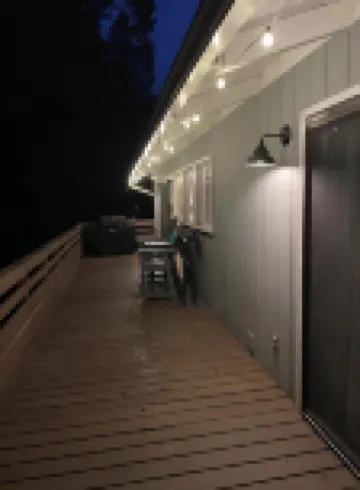 Peaceful 3 bedroom lakehouse w/private wooded lot.