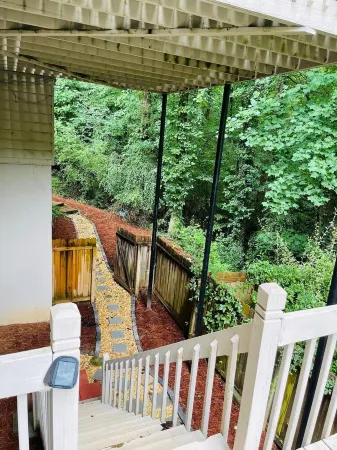 Creek Side Large 1 Bd Basement Apt in Roswell Отели в г. Розуэлл