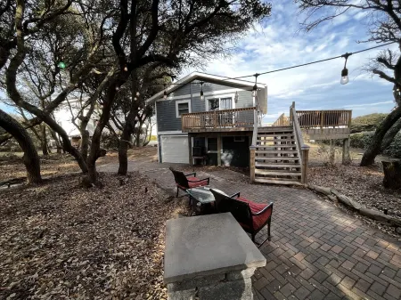 Cozy Kitty Hawk Cottage with Hot Tub, Fire pit and Ocean View Отели в г. Китти-Хок