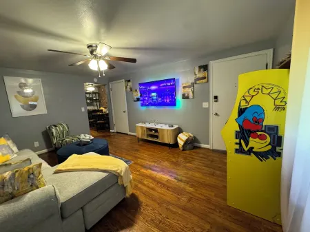 Quiet, safe and serene unit with lots of charm in a great location in Cincinnati Отели рядом с достопримечательностью «Уинтон Вудс»