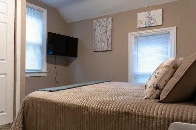 Remodeled 2 Bedroom Duplex Near Downtown