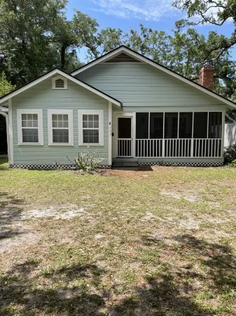 Quaint cottage across the street from the beach. Отели в г. Сейнт Саймонс Айленд