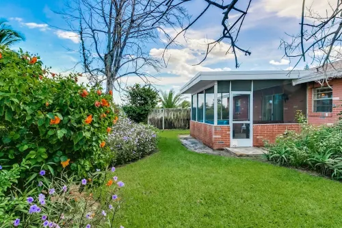 The Blue Fin Bungalow- Coastal Comfort & Beauty. 1 Block to the Beach -Sleeps 10