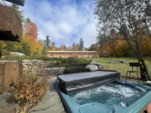 Sleeps 30!! 2 Cabins, 10 Bedrooms, 3 Kitchens, Hot Tub, Fireplaces, Game Rooms