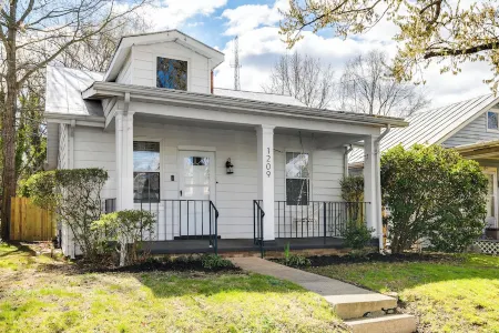 Charming 2-bedroom house with AC, WiFi in wonderful Richmond Отели рядом с достопримечательностью «The Museum of the Confederacy»