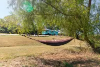 The Pinnacle Mountain Bus Stop ~ Fire pit, Frisbee Golf, Baggo, Hammock