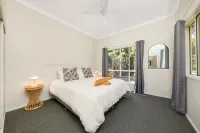 2BR Cottage on 1 Acre. Air Con & King Beds.