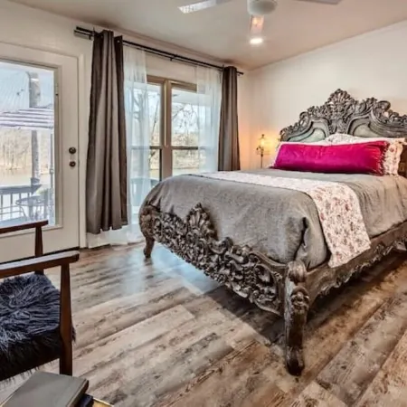 》Stunning Memphis Lake Front Home/Lakeview Escape w/ Spacious Layout!《