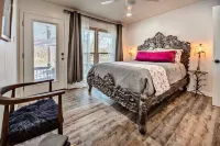 》Stunning Memphis Lake Front Home《