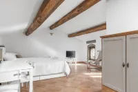 Medieval House built in 1200 in the centre! FREE private parking