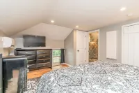 6 Bedroom 4 Bathroom 1870 Farmhouse. Right next to Great Wolf & Hollywood Casino