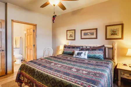 Black Bear Lodge - 5 minutes to Fool Hollow Lake and Golf Courses Отели в г. Шоу Лоу