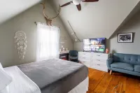 Renovated 2BR Retreat / Modern Comforts Included Hotels in Bridgeport