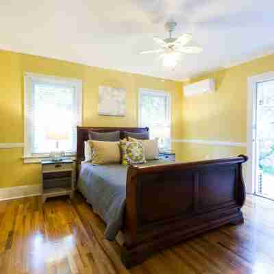 Charming Downtown Home with Wine Nearby. Pet Friendly!! Rooms