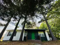 2 Queen Beds, Bunk, sleeps 7 on .5 acre. Great access to all NWA activities