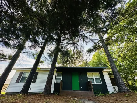 2 Queen Beds, Bunk, sleeps 7 on .5 acre. Great access to all NWA activities