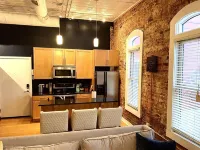 Luxury Downtown JB Condo-Designated Parking! 파운탱 스퀘어 주변 호텔