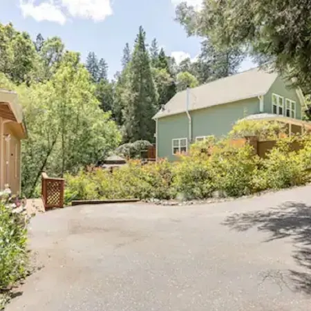 Private master bed/bath with separate entrance,10 min. walk to town.No clean fee