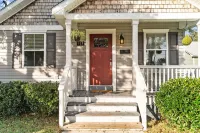 Tilly's Cottage - Fully Fenced-in Yard with Stocked Coffee Bar One Tree Hill: TRIC 주변 호텔