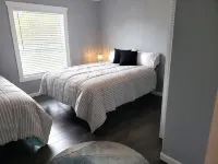 Modern renovated family friendly home close to beach and restaurants