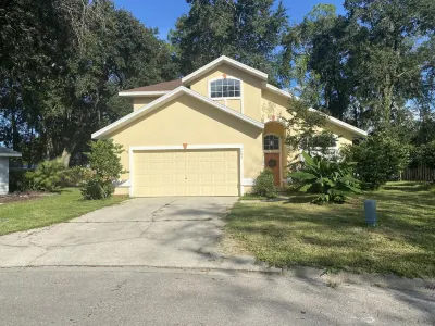 Quiet and comfy 3 bed, 1.5 baths in a quiet neighborhood great for Gator games 大眾超市（獵人十字店）附近的飯店