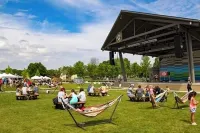 Quiet Fishers Home/Pet Friendly/Hot Tub/Golf/Pickleball/Fenced Yard/Concerts!! Hotels in Fishers