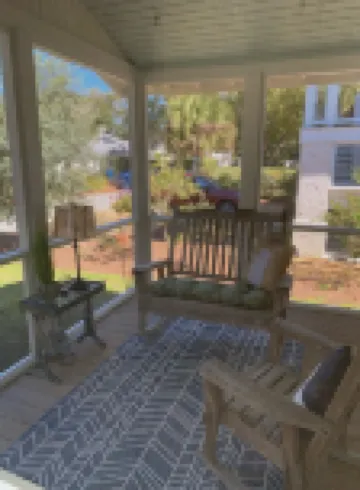 Easy Walk to Beach & 6 Restaurants.  Our 1950’s Cottage Gets Great Reviews!