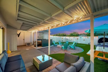 Hot Tub, Putting Green, Game Room! Отели в г. Кэрролтон