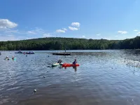 Wooded Lakeside Adventure, Walk to Dock, 4 Kid Kayaks, Screened Porch, Ping Pong
