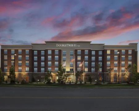 ダブルツリー バイ ヒルトン ローリー - ケーリー ケーリーのホテル