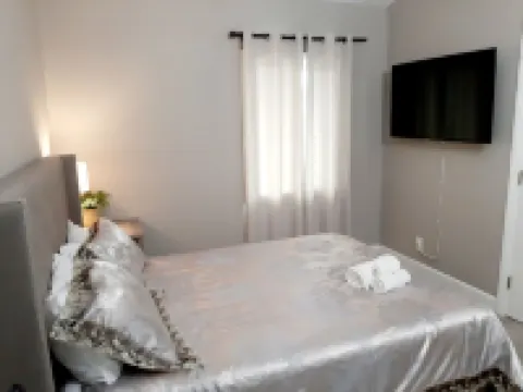 Modern 4-beds House Near Disneyland & Knott's Berry Farm