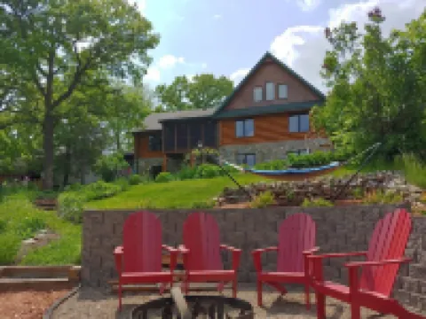 Cozy Lakefront Log Home. Hot Tub, Kayak, Yard Toys, Game Room. Pontoon for Rent. Hoteles en Albert Lea