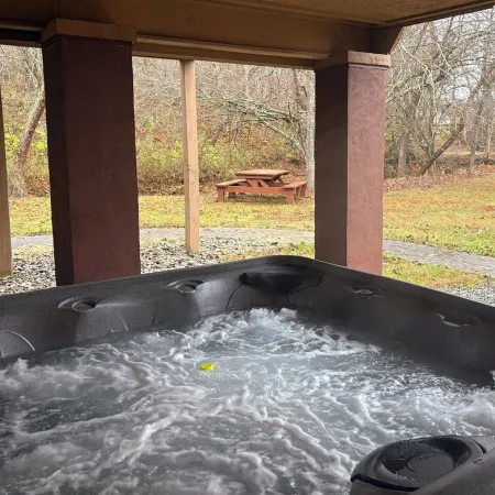 River Front Log Cabin- Hot Tub-Tubing on the River, Pet Friendly.