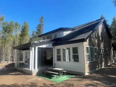 New Yellowstone Island Park Lake House, Boat Slip, Hot Tub Sleeps 19 Hotel dekat Harriman State Park