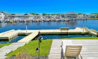 Kayak Shack: 1st Floor, Waterfront Lake House, Dock Boat & Jet Ski