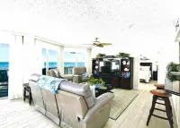 DIRECT BEACH FRONT CONDO!     PANORAMIC OCEAN VIEW!  NO DRIVE BEACH! - ที่มีฟิตเนส