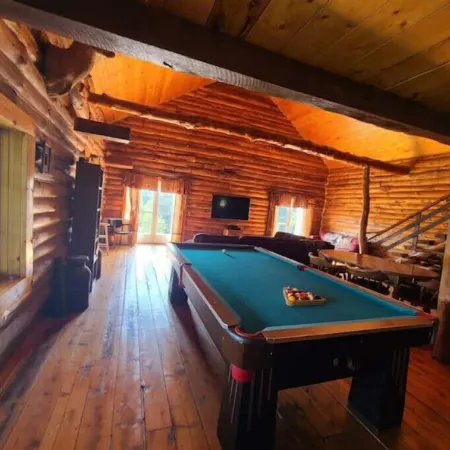 Larsen Rustic Secluded Log Cabin W/Outdoor Hot Tub